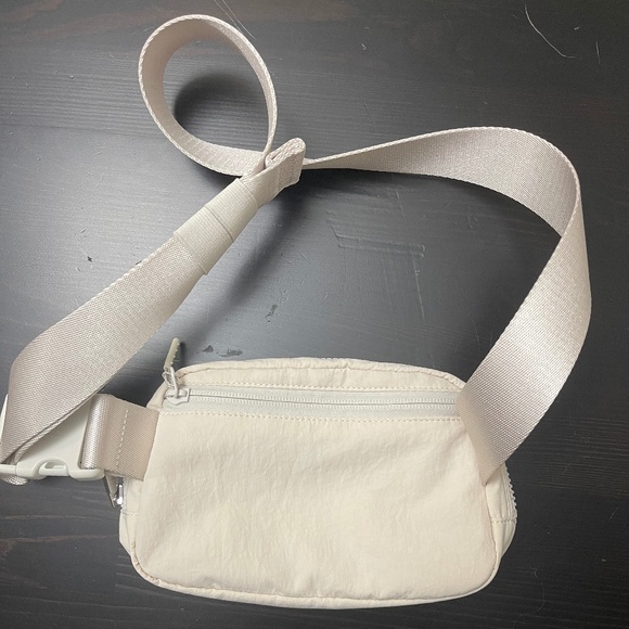 Lululemon Everywhere Belt Bag White Opal - Picture 2 of 5